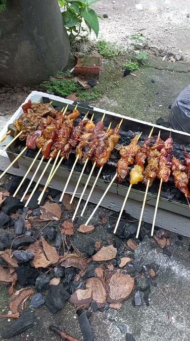 SATE AYAM PUTU MBAH NIAT