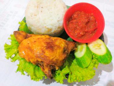 AYAM PENYET LOMBOK IJO MAS EL