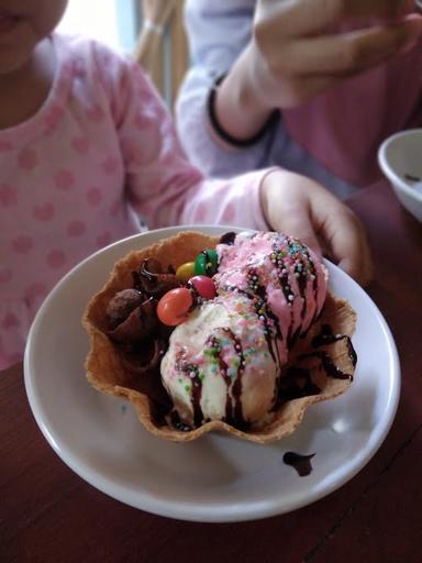 KEDAI ESKRIM KEMBULAN