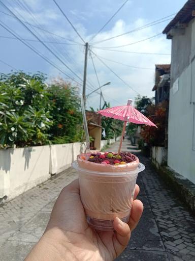 KEDAI ESKRIM KEMBULAN