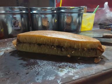 MARTABAK DAN TERANG BULAN