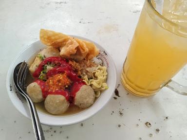 WARUNG BAKSO, SOTO, MIE AYAM SOLO 'MBOK E DEWE'