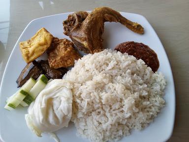 NASI CAMPUR & PENYETAN MAK'E MANYAR