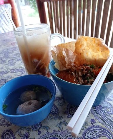 WARUNG MIE AYAM DAN YAMIN TEH MIA