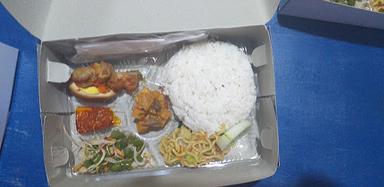 WARUNG BU SRI MADIUN :NASI CAMPUR ,PECEL , KARE