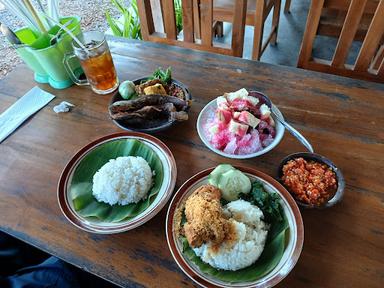 AYAM GORENG KUNING CAK GEMBONG