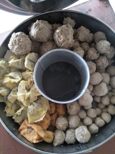 BAKSO URAT & MIE AYAM GOYANG LIDAH