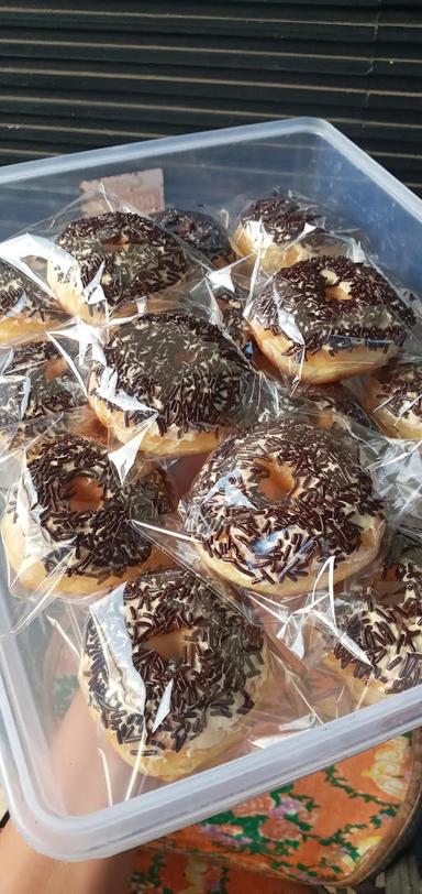 MONITA DONUTS