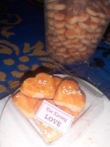 KUE KACANG LOVE