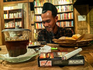 KEDAI KOPI DAN TAMAN BACA KEBUN MAKNA