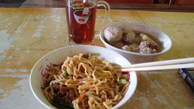 WARUNG MIE BAKSO PRISO BETAL