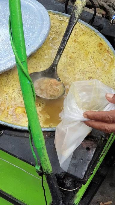 GULAI KACANG IJO DAN ROTI MARYAM