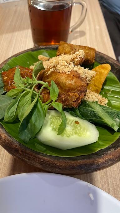 AYAM PENYET RIA KOTA BARU PARAHYANGAN