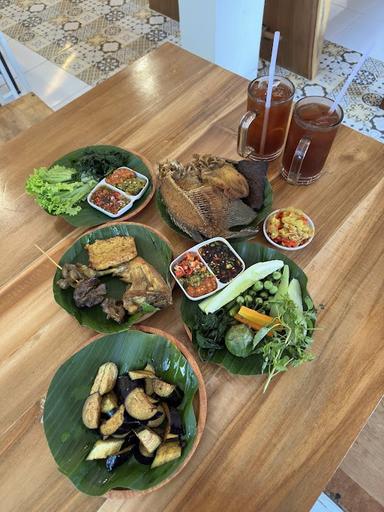 DAUN COBEK WARUNG MAKAN KHAS SUNDA