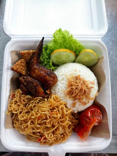 CHICKEN NYONYOR UNI AVI & AYAM GORENG KREMES TEH TALUA PAK DATUAK