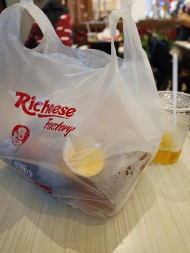 RICHEESE FACTORY TRANSMART PADANG