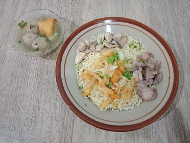 BAKMIE DAN BAKSO SAPI MR. HOKI