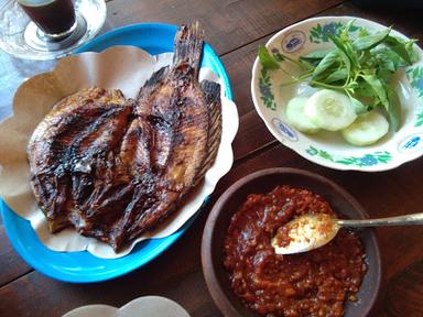 WARUNG LESEHAN IKAN TAWAR SEGAR DEMPOK