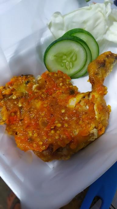 AYAM PENYET AA TIAR