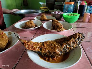 WARUNG BETUTU BU UM