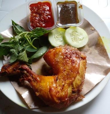 BEBEK GORENG PATUNG SINGA