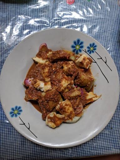 LONTONG TAHU YUK PAT