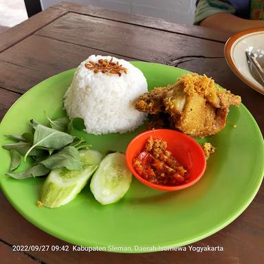 BEBEK GORENG & AYAM BAKAR NY. SUDARYATI