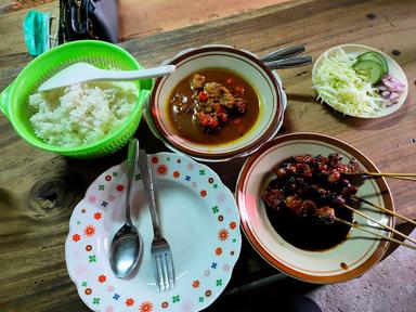 TONGSENG DAN SATE KAMBING PAK KEMBAR