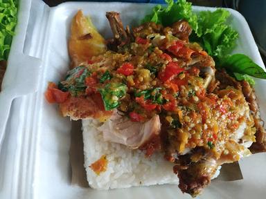 AYAM PENYET DEWATA