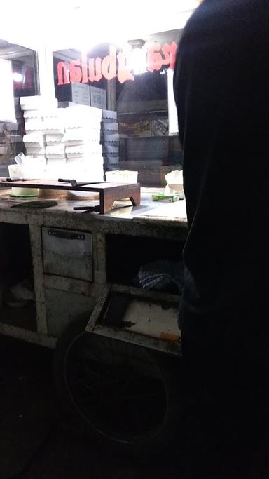 MARTABAK DAN TERANG BULAN