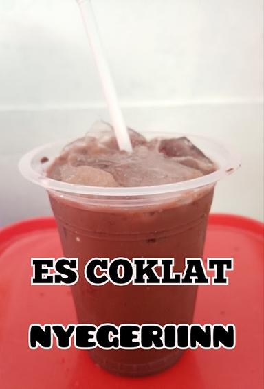 ES COKELAT DAN ES TEH JUMBO ENGGAL SEGER