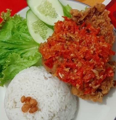 AYAM GEPREK FELLA