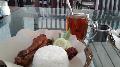 AYAM GORENG KAMPUNG MBAK UUK