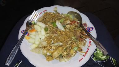 BAKMI & NASI GORENG PAK KEMAN (DEPAN MUSEUM BIOLOGI)