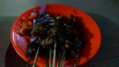 SATE AYAM DAN KAMBING CAK UMAR SAMPANG