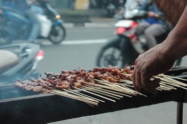 WARUNG SATE AYAM CAK UDIN TAHUNAN ASLI MADURA