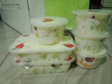 SALAD BUAH NENK NHIA DAN AULIA CELL