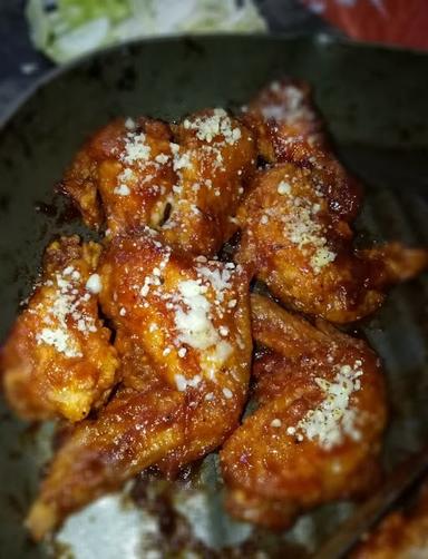 MAMAIBU CHICKEN WINGS AND SAUCE