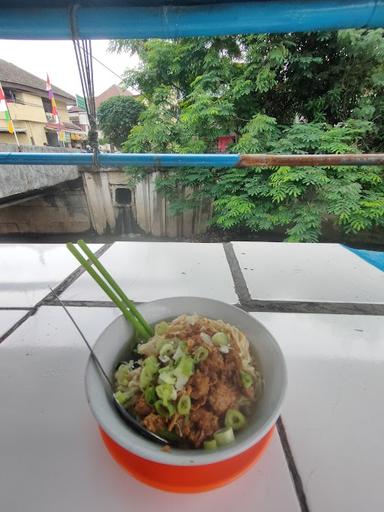 MIE AYAM POJOK,JEMBATAN BARU HANKAM