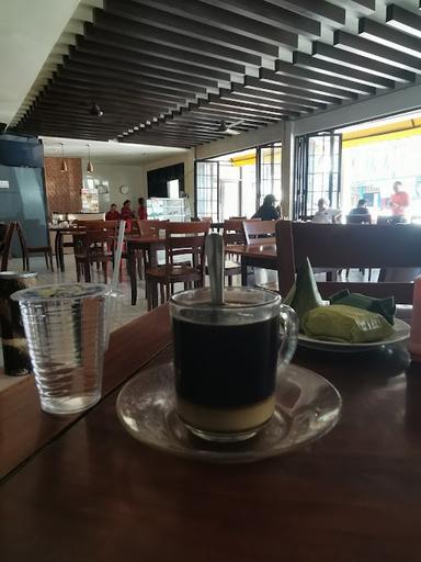 COFFEEHOLIC BY SIJA