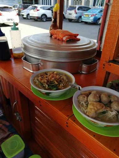 MIE PANGSIT DAN BAKSO AL HIDAYAH DI MESJID ALHIDAYA RACING CENTRE