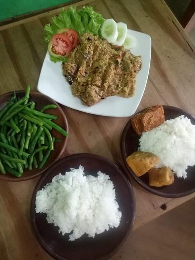 AYAM PENYET PANDANAYU