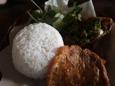 AYAM PENYET SAMBEL IJO