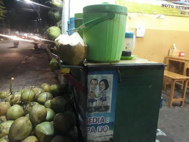 ES KELAPA DAN SOTO BETAWI H. SIHAM DAN MPOK KHODIJAH