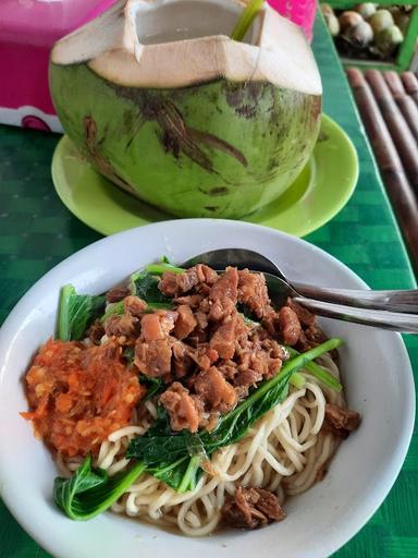 ES KELAPA DAN MIE AYAM