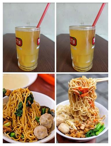 MIE AYAM AND BAKSO GAJAH MUNGKUR KARNO