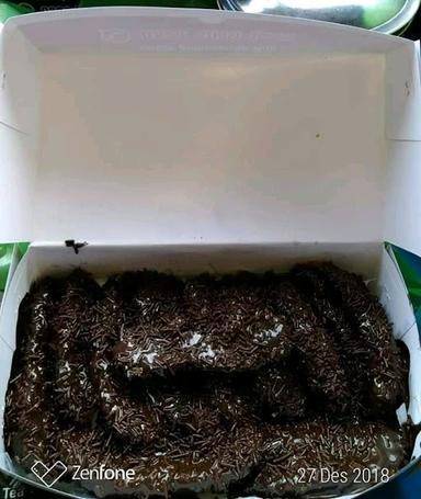 DONAT DAN PISANG COKLAT LUMER NAILA