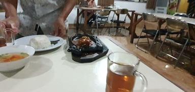 RUMAH MAKAN ASTI....SOP BUNTUT DAN IGA BAKAR