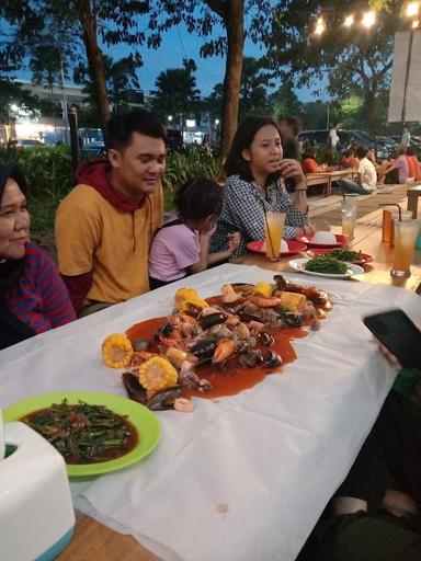 WARUNG SEAFOOD TUMPAH KELUARGA