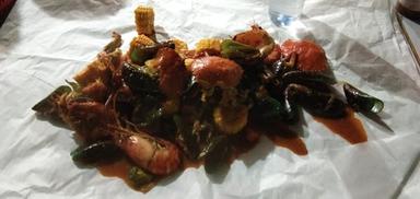 WARUNG SEAFOOD TUMPAH KELUARGA